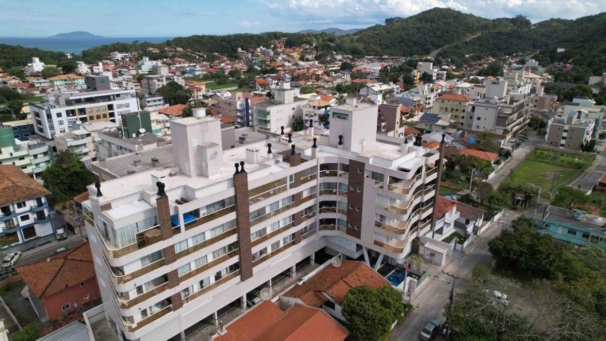 302- Com Piscina Em Bombinhas