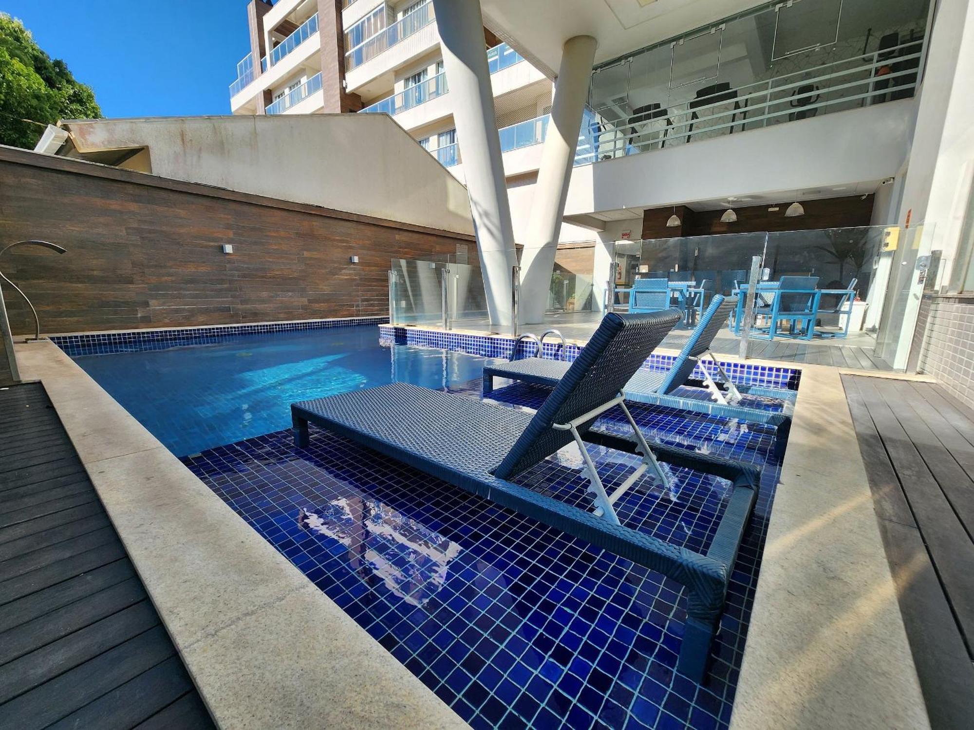 302- Com Piscina Em Bombinhas