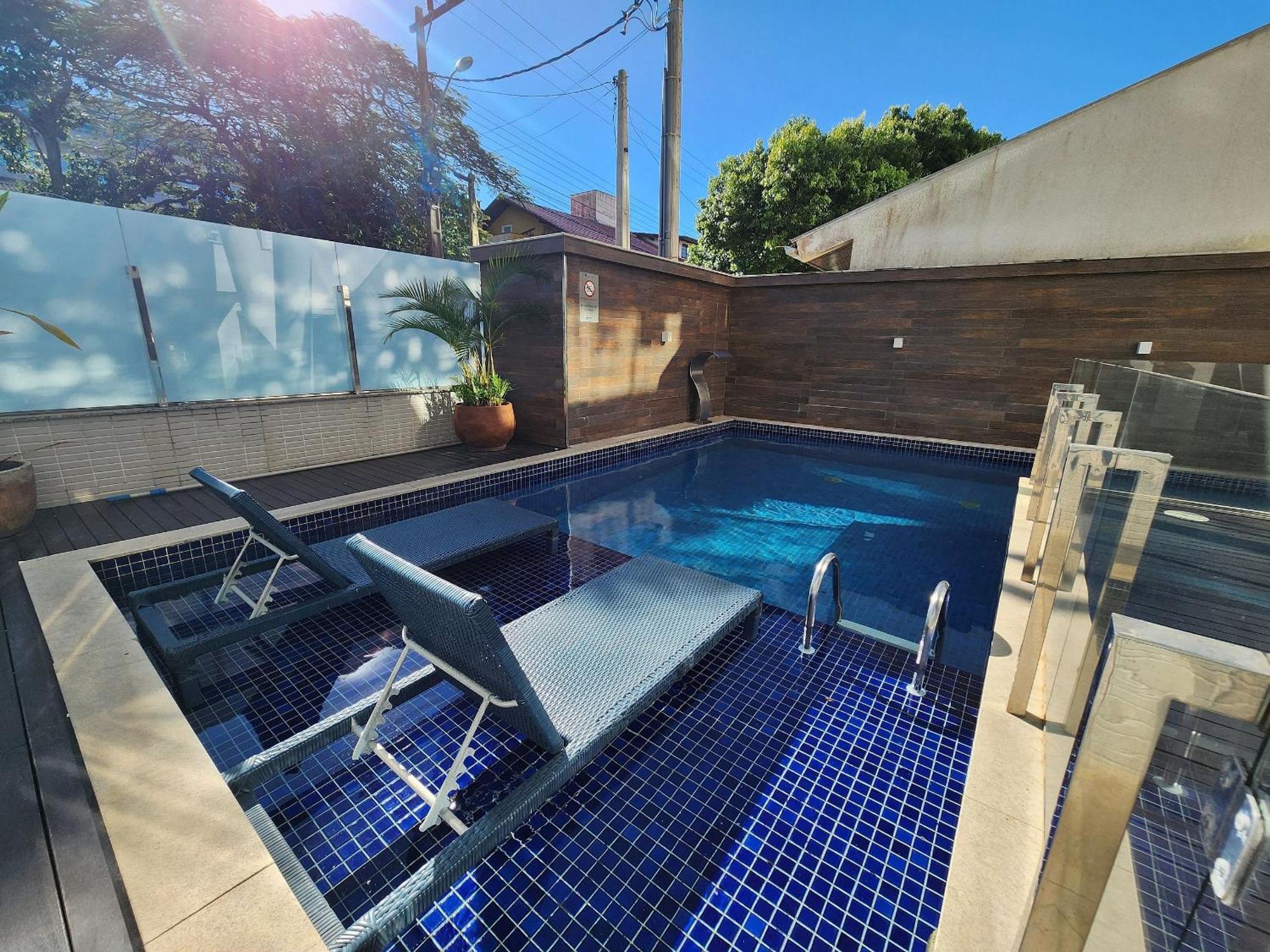 302- Com Piscina Em * Bombinhas